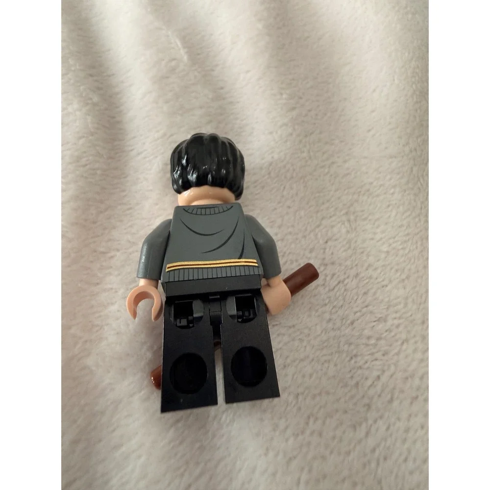 LEGO Harry Potter Minifigure Gryffindor Uniform with Wand Accessory